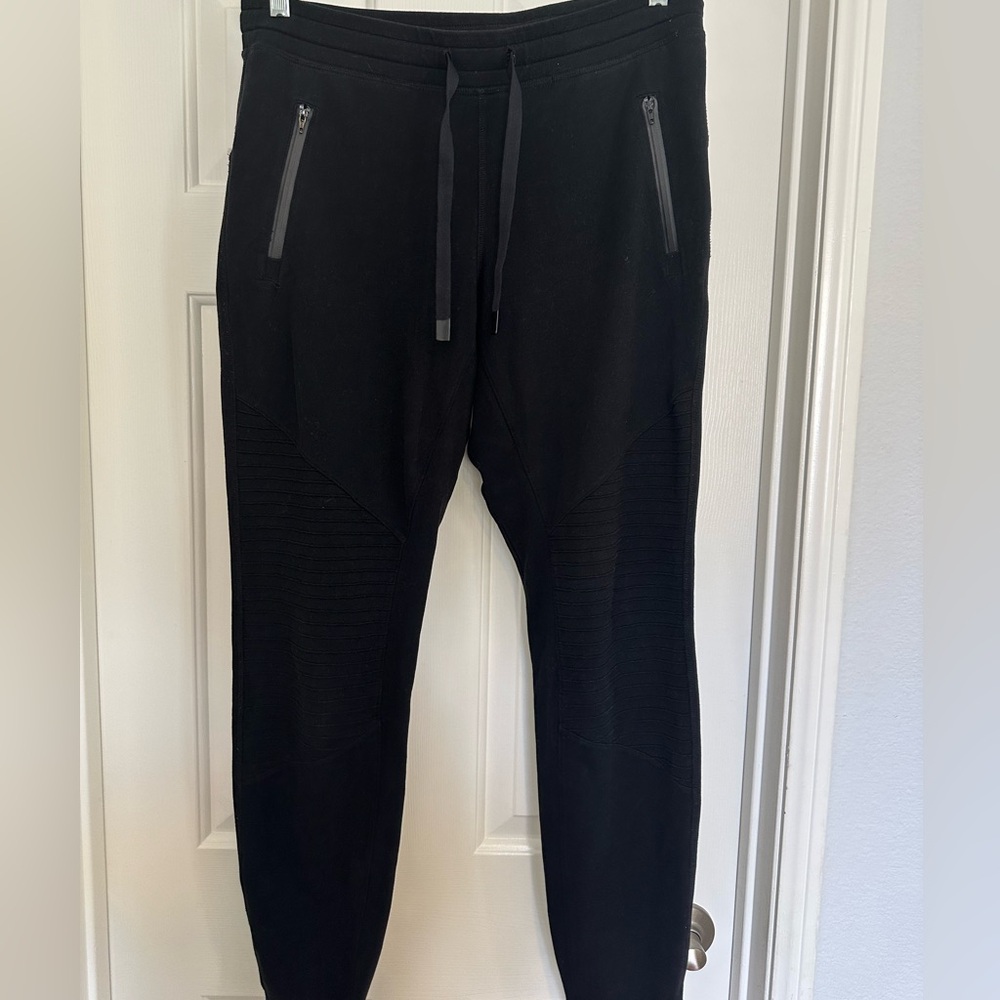 Alo Moto Jogger in Black